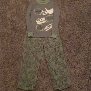 Like new Carter’s size 6 pajamas